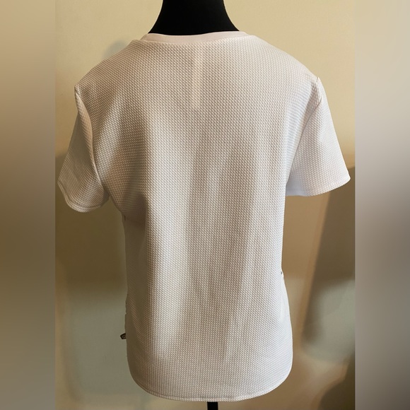 Fabletics short sleeve geometric pattern top. Size Medium - Picture 4 of 7